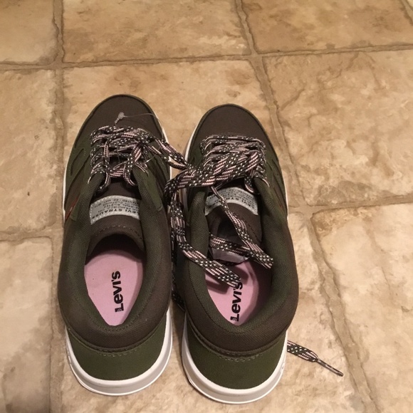 New women size 9 green with green and pink laces Levi sneakers - Picture 3 of 3